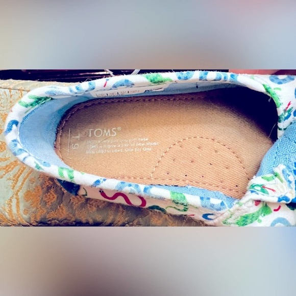 TOMS Toddler Snake Print Canvas Shoes in size 9 - Picture 7 of 7